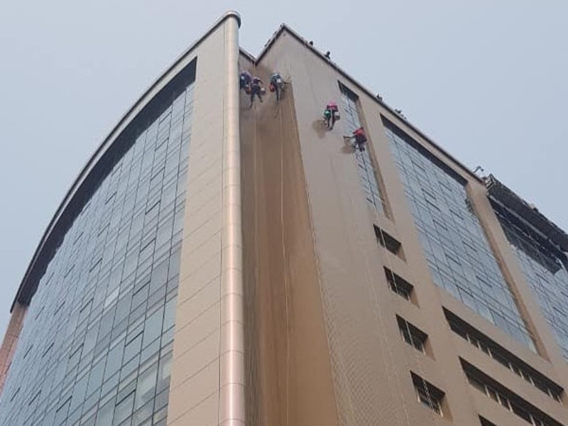 Công việc lau kính nhà cao tầng có nguy hiểm hay không?